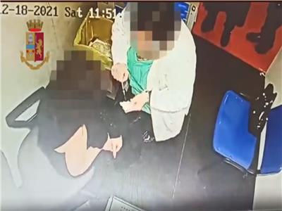 اعتقال ممرضة إيطالية تعطي حقن لقاح فارغة لمناهضي تطعيم كورونا | فيديو