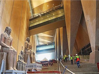 روائع المتحف الكبير| «الدرج العظيم» يحكي مراحل تاريخ مصر القديم