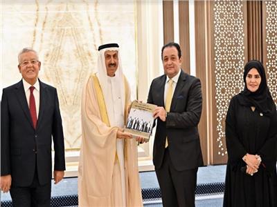 برلماني يهدي رئيس المجلس الوطني الاتحادي الإماراتي كتاباً عن الشيخ زايد 