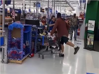 عامل يطرد متسوق بلكمة واحدة بعد أن قام بالبصق عليه بأمريكا