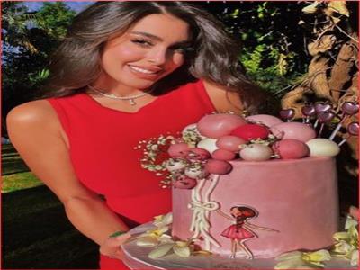 ياسمين صبري تتحتفل مع «تورتة» بعيد ميلادها