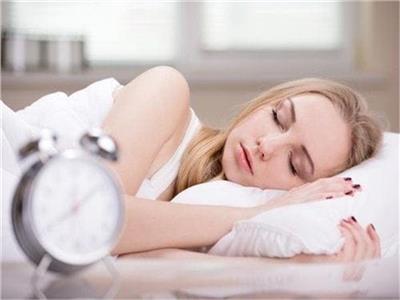 5 فوائد للنوم على الجانب الأيسر.. أبرزها تحسين صحة الجهاز الهضمي