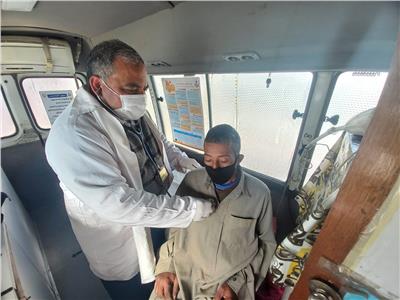 الكشف على 1083 مريضا خلال قافلة طبية بقرية في جمصة