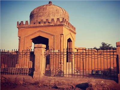 خاص| حقيقة إزالة ضريح شاعر النيل حافظ إبراهيم بمقابر الإمام الشافعي