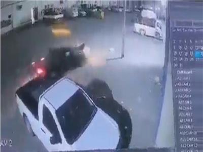 انتشار فيديو بوسائل التواصل عن سيارة تدهس رجل بالسعودية | فيديو