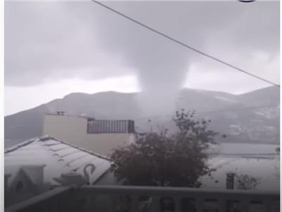 عاصفة ثلجية وإعصار مائي.. اليونان تحت رحمة الطبيعة | فيديو