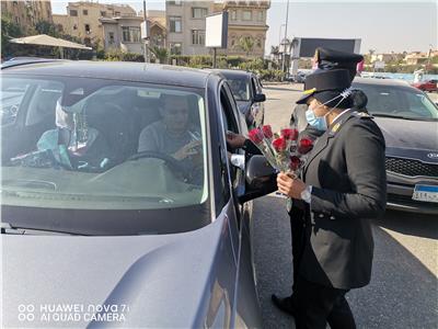 الداخلية توزع الهدايا والورد على المواطنين احتفالاً بـ«عيد الشرطة»| صور
