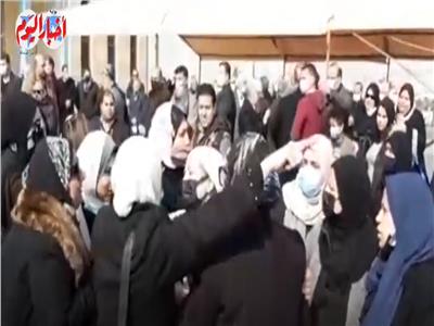 انهيار أسرة ياسر رزق لحظة وصول جثمانه لمسجد المشير| فيديو 