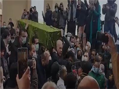 لحظة خروج جثمان ياسر رزق إلى مثواه الأخير| فيديو 