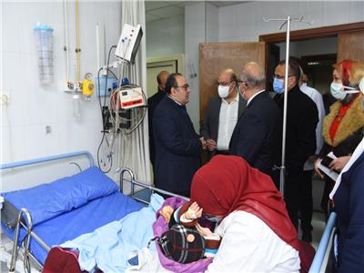 رئيس جامعة أسيوط يزور «طفل سوهاج» ويأمر بعلاجه فورًا