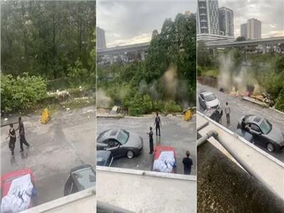 كوارث الشتاء.. انهيار أرضي يبتلع السيارات في ماليزيا | فيديو 