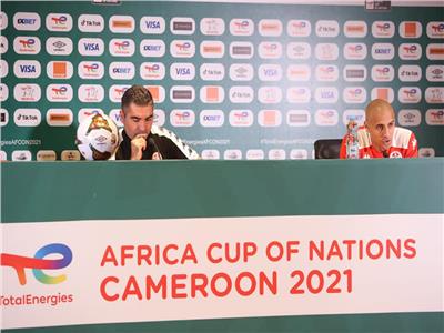 طرائف الكاميرون.. شخص يخطف الميكروفونات في مؤتمر مباراة تونس وبوركينا فاسو