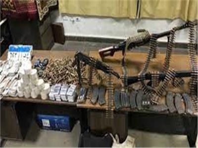 مداهمة أوكار «السحر والجمال» وضبط 51 تاجر مخدرات بـ75 قطعة سلاح 