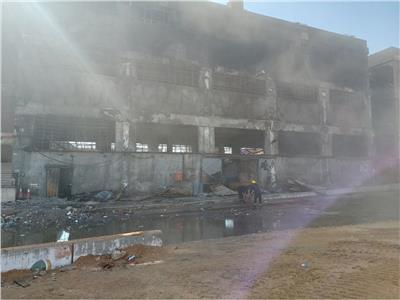الحماية المدنية تقوم بأعمال التبريد لحريق مصنع شبرا للملابس بالقليوبية