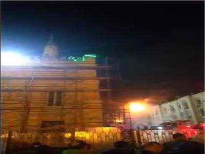 أول فيديو لحريق مبنى بجوار مسجد الحسين