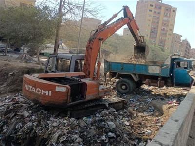 رفع مخلفات القمامة من مخرات السيل بالقاهرة