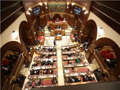 «الشيوخ» ينتهي من مناقشة الإضراب والإغلاق في مشروع قانون العمل