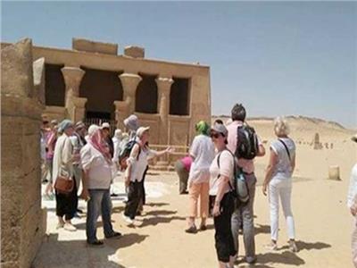 «سوهاج» تستقبل 52 سائحا أجنبيا لزيارة المناطق السياحية والأثرية