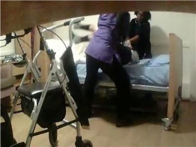 ممرضة تسحب امرأة مصابة بالخرف إلى سرير ملطخ بالبول بأمريكا | فيديو