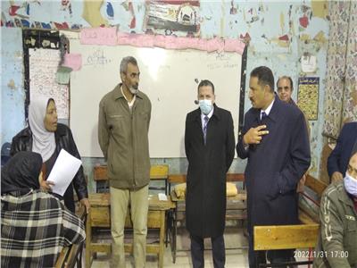 مدير «تعليم الجيزة» يتفقد كنترول العمرانية للشهادة الإعدادية