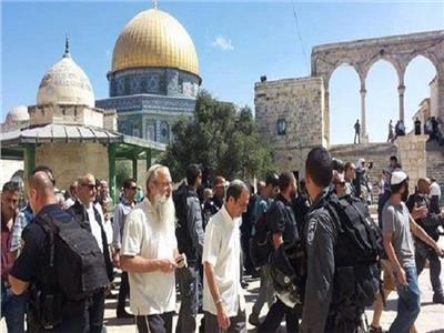 عشرات المستوطنين يقتحمون المسجد الأقصي تحت حراسة قوات الاحتلال الإسرائيلي