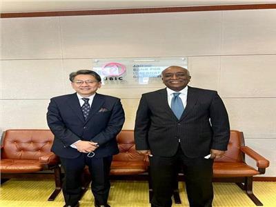 سفير مصر في طوكيو يبحث تعزيز الاستثمارات مع محافظ بنك اليابان 