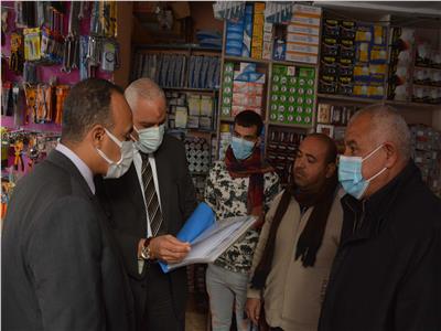 نائب محافظ المنيا يقود حملة لمتابعة تطبيق الإجراءات الاحترازية ورفع الإشغالات بمركز سمالوط