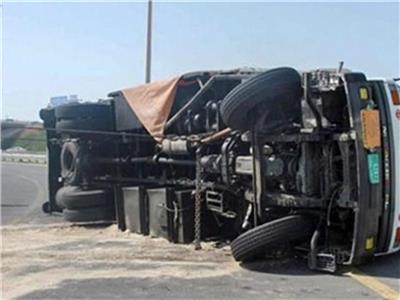 إنقلاب سيارة نقل محملة بـ«الخرده» في منشأة القناطر 