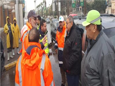 رئيس الصرف الصحي بالقاهرة يتابع أعمال سحب مياه الأمطار