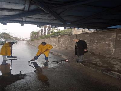 شفط تراكمات مياه الأمطار من نفقي شبرا وإمبابة