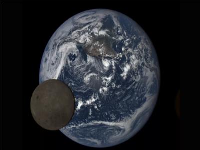 لقطات حقيقية نادرة لقمر يمر بالأرض| فيديو