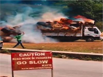 شجاعة رجل تقود شاحنة مشتعلة بالنيران لإنقاذ المارة | فيديو