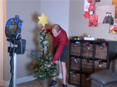رجل يوازن شجرة عيد الميلاد على ذقنه |فيديو   
