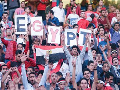 ألف عيلة وعيلة | المشجعون المصريون إيد واحدة خلف الأبطال