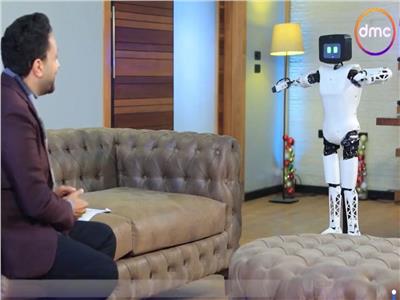 لأول مرة.. روبوت مصري يقدم برنامج على الهواء| فيديو