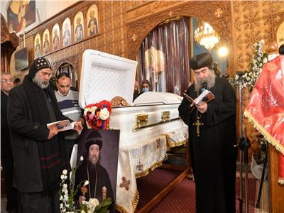 محافظ أسيوط يشهد صلاة جنازة أسقف ايبارشية أبنوب والفتح
