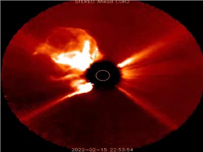 انفجار شمسي هائل وسحابة غازية تندفع إلى الفضاء.. هل تتأثر الأرض ؟ | صور 