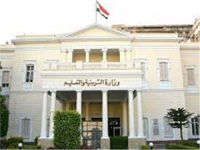 لجنة لمراجعة إجابات امتحانات الصفين الأول والثاني الثانوي بإحدى مدراس الهرم