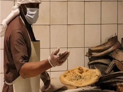 شاب سعودي يروي قصة تركه مهنة الطب والعمل خبازا بالأحساء
