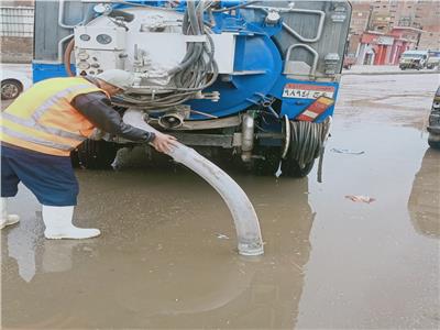 الدفع بمعدات الشفط لرفع أثار الأمطار من شوارع العمرانية