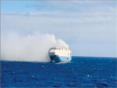 4000 سيارة فاخرة على متن السفينة المحترقة في المحيط الأطلسي.. فيديو