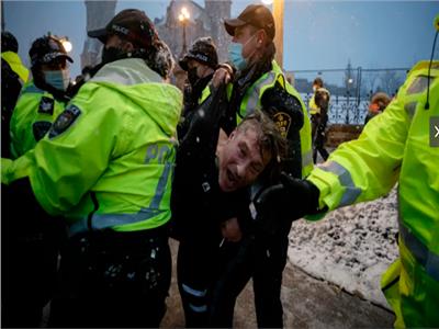الشرطة الكندية تُنهي احتجاج سائقي الشاحنات أمام البرلمان.. وتعتقل العشرات