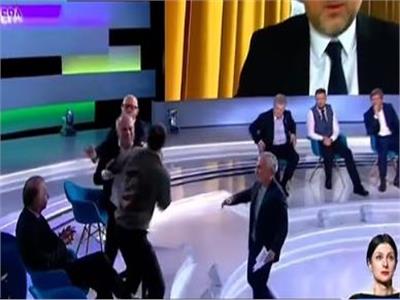 مشاجرة علي الهواء .. صحفي أوكراني يسحل سياسيا روسيا | فيديو