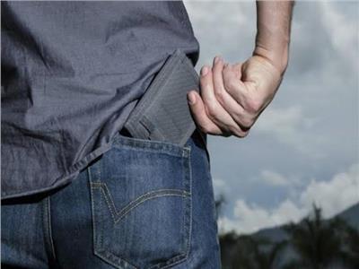 للرجال| احذر من وضع «المحفظة» في جيبك الخلفي .. يؤثر هذا على عمودك الفقري