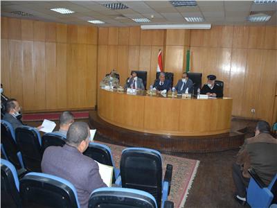 محافظ المنيا يناقش تظلمات المواطنين خلال اجتماع لجنة البت لأراضي أملاك الدولة
