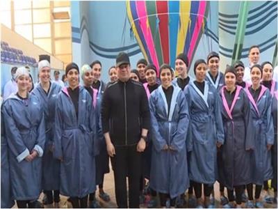 الرئيس السيسي يلتقط صورة تذكارية مع طالبات الكلية الحربية |فيديو 