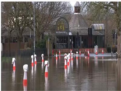 شاهد | غرق مدينتين في بريطانيا بسبب فيضان نهر سيفيرن
