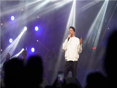 حماقي يتألق بحفل الشيخ زايد والجمهور يطالبه بغناء «عجبي» 