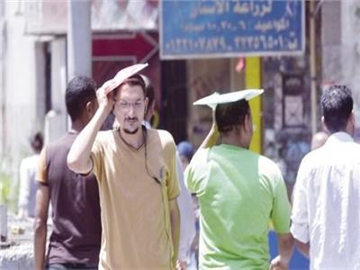 «الأرصاد» تحذر المواطنين من ارتداء الملابس الصيفية.. فيديو