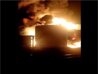 اندلاع حريق بمستودع نفط بالقرب من قاعدة فاسيلكيف الجوية الأوكرانية|فيديو